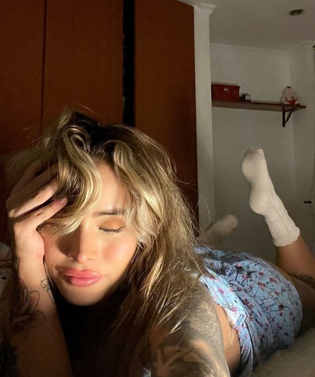 金髪の筋肉オンリーファンズ ホットヌード 写真