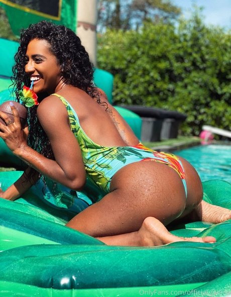 Official Janina ポルノスター セクシー 画像