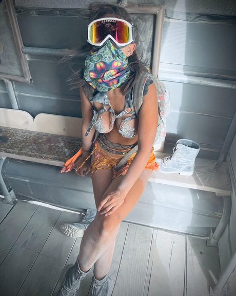 Maria Elisa Camargo スター ヌード 写真