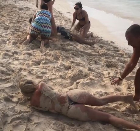 小さなおっぱいオンリーファンズ アダルト 画像