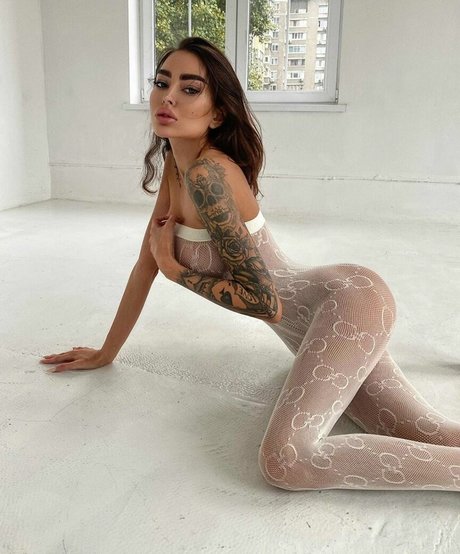 Alena Omovich 写真集