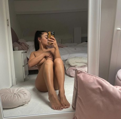 Kate Isobel Daisy ヌードスター 写真