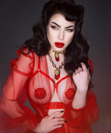 Threnody In Velvet スター 裸 画像