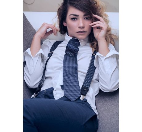 フェイシャルオンリーファンズ 美しい裸 写真