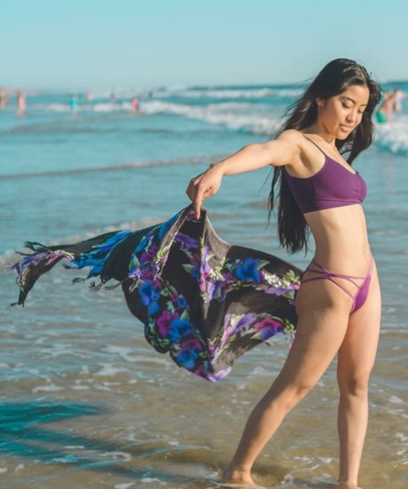 曲線美のランジェリーオンリーファンズ アダルト 写真