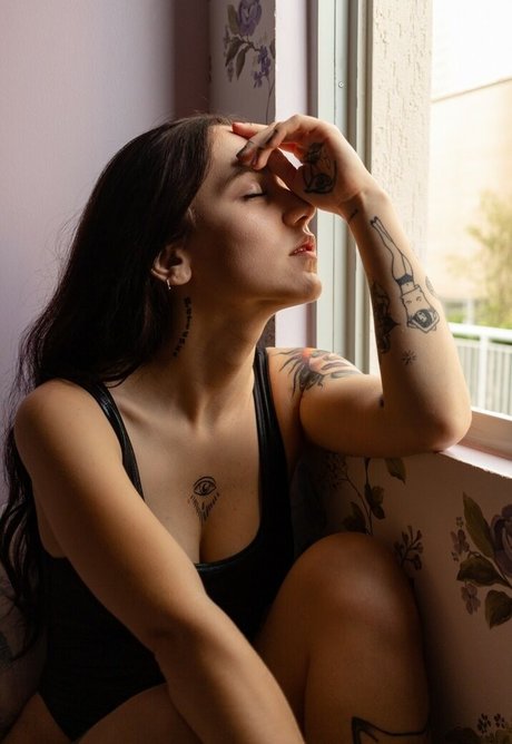 妊娠中のオンリーファンズ HD 写真