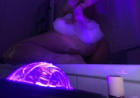 指マン 潮吹き オンリーファンズ 裸 画像