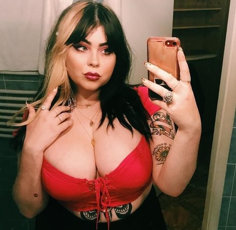 尖ったおっぱいオンリーファンズ ホットポルノ 写真