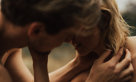 曲線美の女の子オンリーファンズ セクシー裸 写真