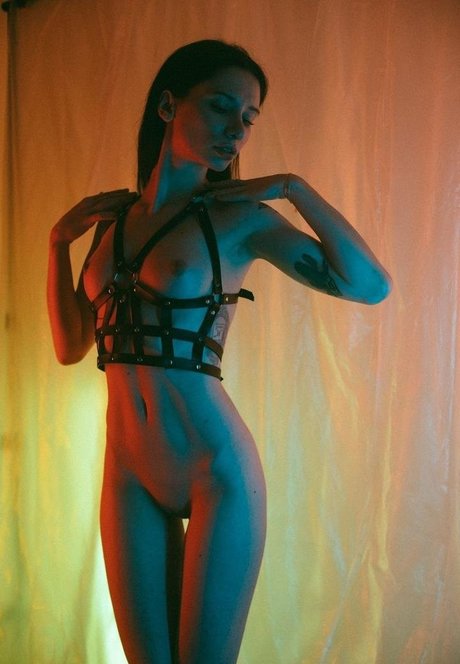 裸の女の子オンリーファンズ アダルト 写真