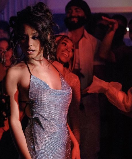 Ylona Garcia アートスター 写真