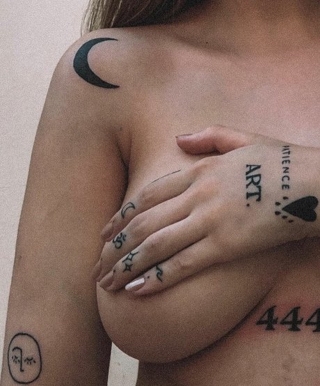 Leticia Borghesan 裸のスター ギャラリー