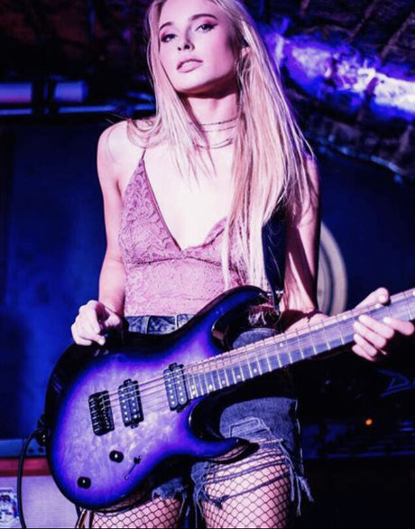 Sophie Lloyd 裸のスター 画像