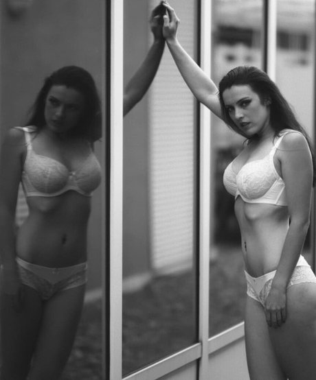 Fine Wolfanguar アダルトモデル 写真