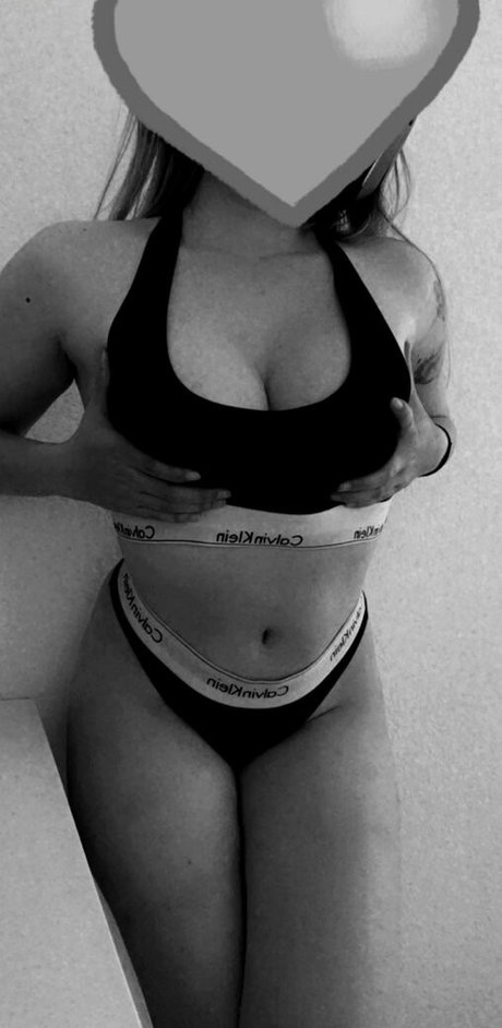 パンツを食い込ませるオンリーファンズ 美しいヌード 写真