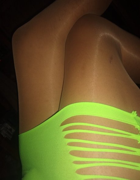 金髪の筋肉オンリーファンズ セクシー裸 写真