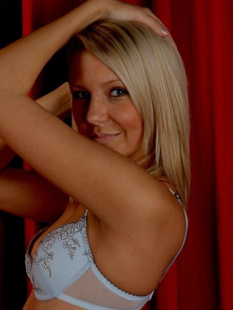 義母オンリーファンズ セクシーヌード 写真