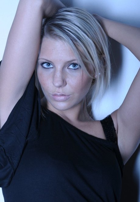 Carina Schwarz ポルノスター アート 画像