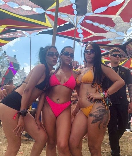 巨乳ストリップオンリーファンズ ホットヌード 写真