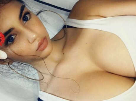 Brie Adeline ポルノスター トップ 写真