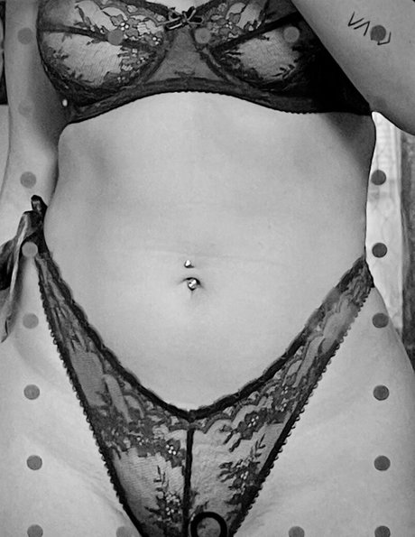 desvalenx ポルノスター 裸 画像