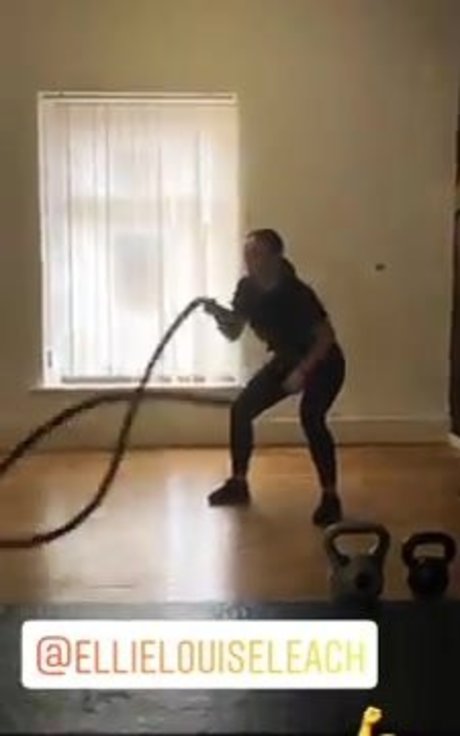 メコスジのオンリーファンズ セクシー裸 写真