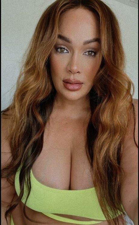 Nia Jax Lina Fanene 最高のスター ギャラリー