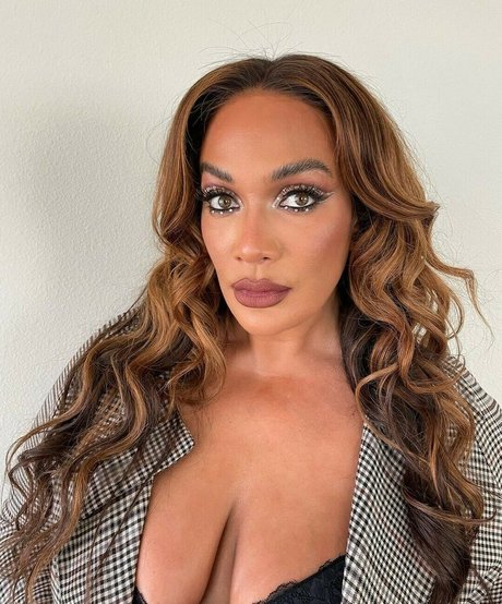 Nia Jax Lina Fanene セクシーなスター アーカイブ