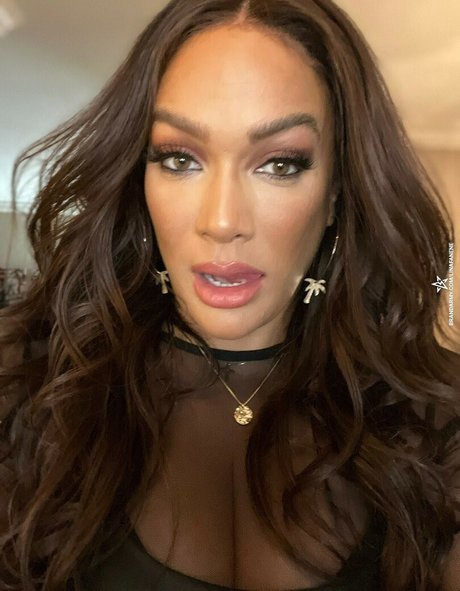 Nia Jax Lina Fanene 限定モデル 画像