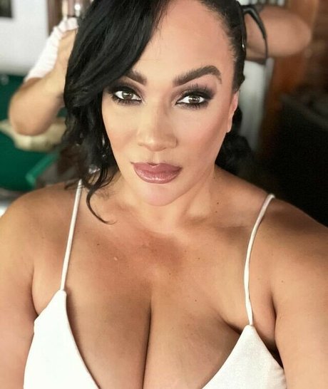 Nia Jax Lina Fanene スター ヌード 写真