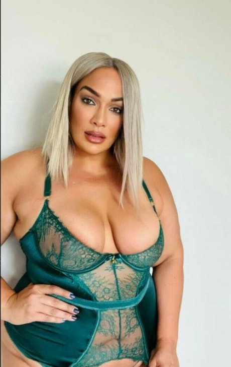 Nia Jax Lina Fanene ポルノモデル 写真