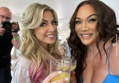Nia Jax Lina Fanene ヌードスター 写真