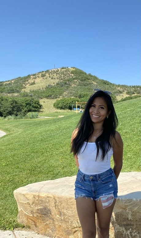 ティックトックスター オンリーファンズ ホット裸 写真