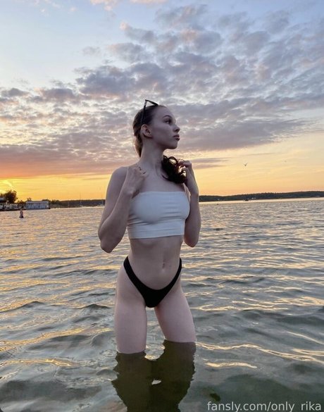 Rika Lovnse エロティックなモデル 写真