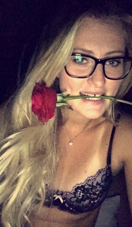 Kristina Mladenovic セクシーなポルノスター 画像