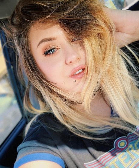 ランジェリーヌードオンリーファンズ ホットポルノ 画像