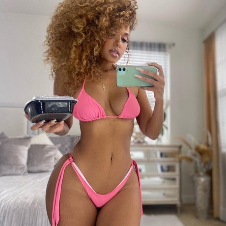 Aisha Thalia 完璧なスター アーカイブ