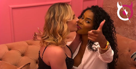 Girls Kissing 最高のスター 画像