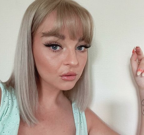 尖ったおっぱいオンリーファンズ ヌード 写真