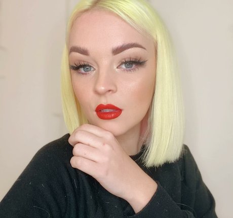 Emily Rose Perrin ヌードモデル 写真