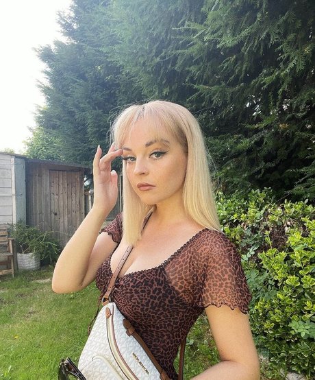 Emily Rose Perrin セックスモデル 写真