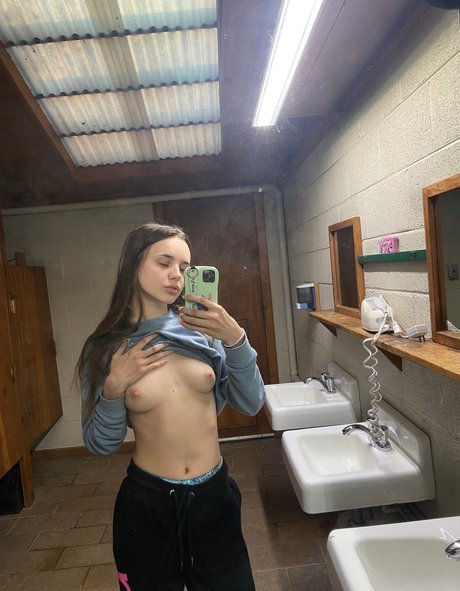 エモな痴女オンリーファンズ アダルト 画像