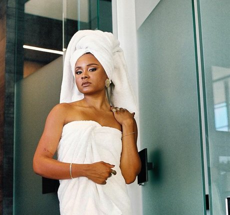 Rhyon Nicole Brown 裸モデル 写真