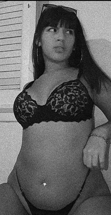 尖ったおっぱいオンリーファンズ ホット裸 画像