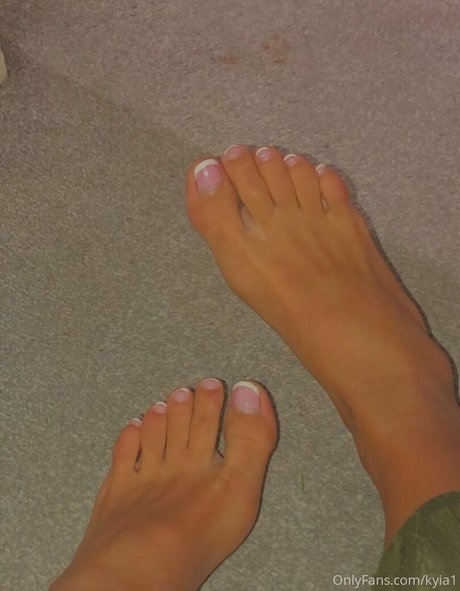 巨乳ストリップオンリーファンズ 美しいポルノ 画像