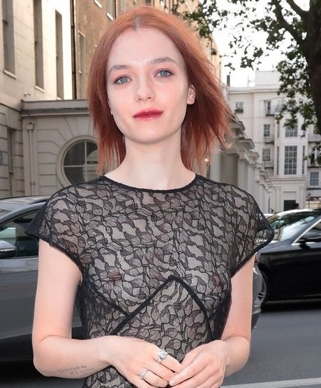 Esme Creed Miles ポルノ女優 写真