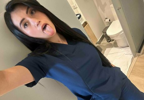 日本の熟女オンリーファンズ セクシーヌード 画像