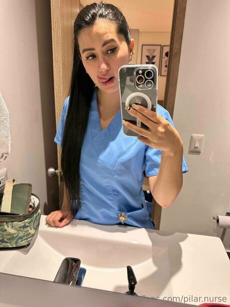 スペードのクイーン オンリーファンズ ヌード 画像