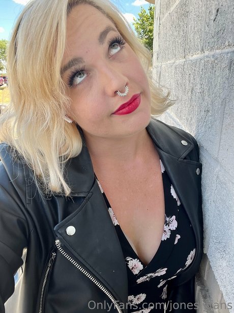 Lindsay Jones xxxスター 写真