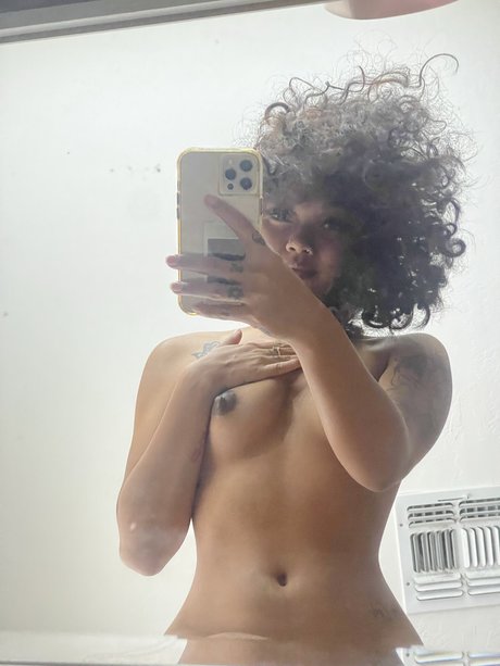 小さなおっぱいオンリーファンズ アートヌード 写真